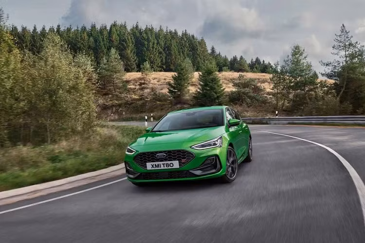 Ngoài ra, Ford đã nâng cấp đèn pha LED thông minh đi kèm với camera phía trước nhằm giảm bớt khả năng chiếu sáng của đèn pha, tránh làm chói mắt cho người đối diện. Đối với các bản trang bị cao cấp hơn, đèn pha của Ford Focus 2022 được bổ sung thêm camera giám sát có khả năng đọc biển báo và cảnh báo cho người lái về địa hình bên trong đường cua.