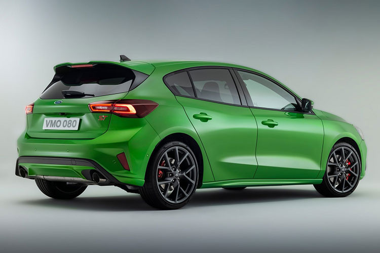 Theo thông tin từ Ford, đèn pha LED hiện là trang bị tiêu chuẩn trên tất cả các biến thể Focus và đèn sương mù cũng được tích hợp vào cụm đèn này. Theo đó, tổng thể “khuôn mặt” của Ford Focus 2022 hatchback cũng trở nên gọn gàng hơn.