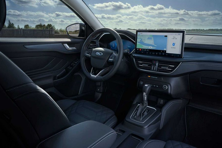 Về truyền động, các bản trang bị Focus thông thường sở hữu động cơ EcoBoost 3 xylanh 1.0L, cho công suất 125 mã lực hoặc 155 mã lực tùy thiết lập. Đi kèm với động cơ này là hộp số sàn 6 cấp hoặc hộp số tự động ly hợp kép 7 cấp mới. Hệ thống hybrid 48V tích hợp cùng động cơ này sẽ giúp giảm lượng tiêu thụ nhiên liệu và khí thải CO2.