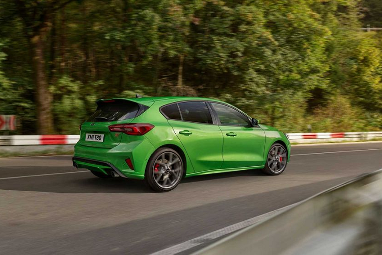 Không có thay đổi cơ học nào đối với bản trang bị hiệu năng cao Focus ST. Với bản trang bị này, xe vẫn sở hữu động cơ xăng 4 xylanh 2.3L tăng áp turbo, sản sinh công suất 280 mã lực. Mặt khác, tùy chọn động cơ diesel 2.0L 190 mã lực cho Focus ST đã bị loại bỏ. Mức giá xe Ford Focus 2022 hiện chưa được công bố.