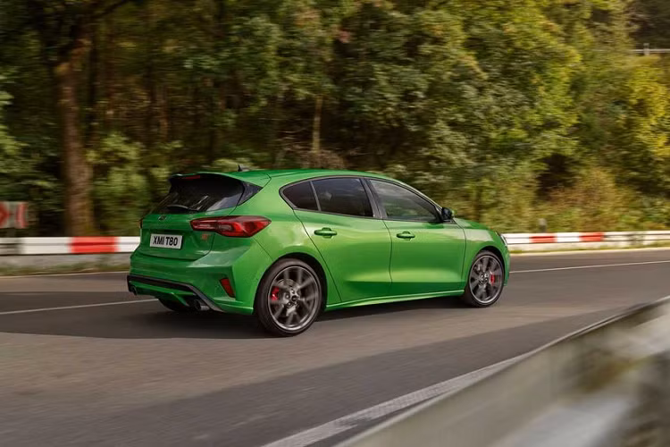 Không có thay đổi cơ học nào đối với bản trang bị hiệu năng cao Focus ST. Với bản trang bị này, xe vẫn sở hữu động cơ xăng 4 xylanh 2.3L tăng áp turbo, sản sinh công suất 280 mã lực. Mặt khác, tùy chọn động cơ diesel 2.0L 190 mã lực cho Focus ST đã bị loại bỏ. Mức giá xe Ford Focus 2022 hiện chưa được công bố.