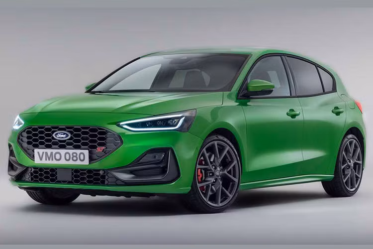 Mới đây Ford đã cho ra mắt phiên bản 2022 của mẫu hatchback Focus, ngay sau khi trình làng bản nâng cấp cho Fiesta vào tháng trước. Những cải tiến rõ rệt nhất của Ford Focus 2022 mới nằm ở phần đầu xe. Tương tự như Fiesta, logo của Ford đã được chuyển từ nắp ca-pô của Focus xuống lưới tản nhiệt mở rộng.