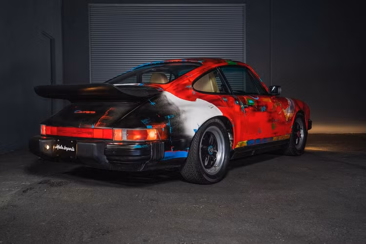 Phần còn lại của ngoại thất cũng hết sức ấn tượng và bắt mắt khi được hoàn thiện bằng nhiều màu sắc đa dạng bao gồm cam, đỏ, vàng, nâu, xanh dương, trắng, đen, và xanh ngọc.