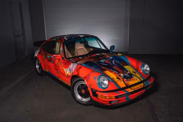 Hiện nay, nó đang được đấu giá trực tuyến với giá trị 72.000 USD (khoảng hơn 1,5 tỷ đồng). Bao phủ phần nắp capô là một hình ảnh một con bò với vòng xuyên mũi và cặp sừng kéo dài qua tấm chắn bùn và lên tận cửa xe.