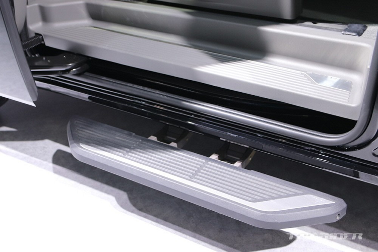 Tương tự bản thường, Hyundai Staria Lounge Limousine cũng đi kèm nội thất 7 chỗ hoặc 9 chỗ ngồi. Ở phiên bản 7 chỗ, xe sẽ có 2 ghế thương gia nằm tách rời nhau ở hàng giữa. Trong khi đó, phiên bản 9 chỗ lại đi kèm 4 ghế giữa có thể xoay mặt vào nhau.