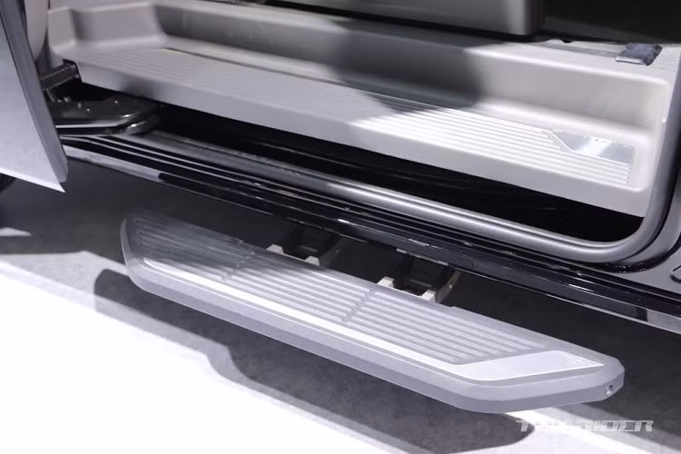 Tương tự bản thường, Hyundai Staria Lounge Limousine cũng đi kèm nội thất 7 chỗ hoặc 9 chỗ ngồi. Ở phiên bản 7 chỗ, xe sẽ có 2 ghế thương gia nằm tách rời nhau ở hàng giữa. Trong khi đó, phiên bản 9 chỗ lại đi kèm 4 ghế giữa có thể xoay mặt vào nhau.