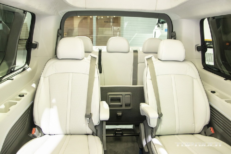 Chưa hết, ở giữa Hyundai Staria Lounge Limousine còn có cụm điều khiển trung tâm mới mang tên Universal Island, tích hợp 2 hộc đựng cốc. Cụm điều khiển trung tâm này đi kèm bàn gấp để hành khách phía sau ăn uống hoặc làm việc. Người dùng có thể tùy ý đẩy cụm điều khiển trung tâm này lên hàng ghế thứ nhất hoặc xuống phía sau. Khi muốn nâng cụm điều khiển trung tâm cao lên, hành khách chỉ cần bấm nút "Push" nằm cạnh hộc đựng cốc.