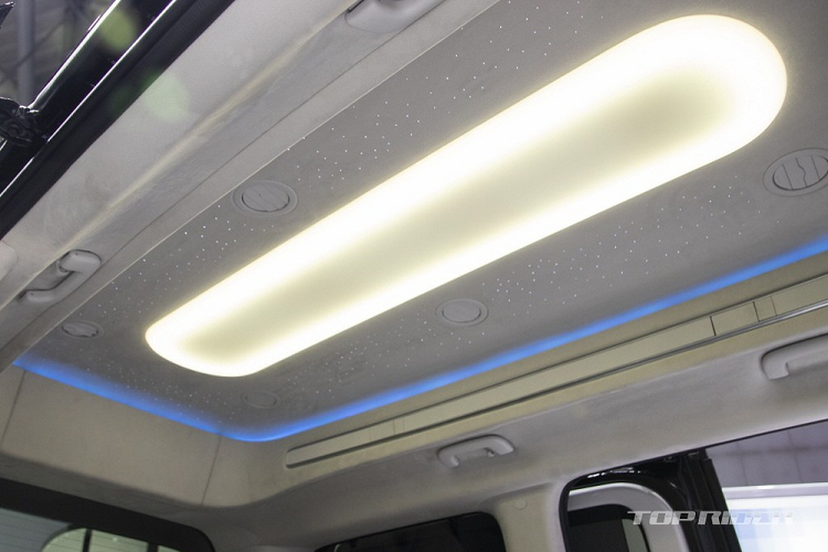 Nằm bên dưới nắp ca-pô của Hyundai Staria Lounge Limousine là 2 tùy chọn động cơ. Đầu tiên là động cơ diesel 4 xi-lanh, dung tích 2.2L, sản sinh công suất tối đa 174 mã lực và mô-men xoắn cực đại 431 Nm. Động cơ này kết hợp với hộp số sàn 6 cấp hoặc tự động 8 cấp.