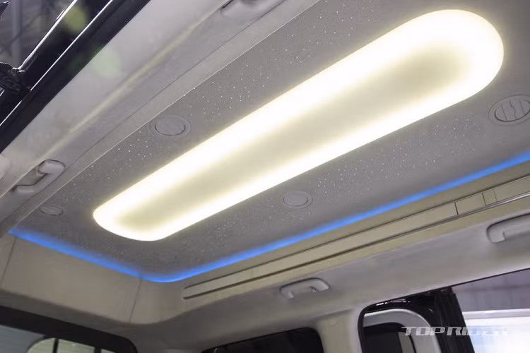 Nằm bên dưới nắp ca-pô của Hyundai Staria Lounge Limousine là 2 tùy chọn động cơ. Đầu tiên là động cơ diesel 4 xi-lanh, dung tích 2.2L, sản sinh công suất tối đa 174 mã lực và mô-men xoắn cực đại 431 Nm. Động cơ này kết hợp với hộp số sàn 6 cấp hoặc tự động 8 cấp.