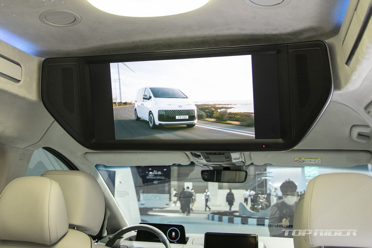 Trừ những thay đổi trên, Hyundai Staria Lounge Limousine vẫn được trang bị như bản thường. Cụ thể, xe có bảng đồng hồ kỹ thuật số với màn hình màu LCD, màn hình thông tin giải trí dạng cảm ứng 10,25 inch, tích hợp màn hình chỉnh điều hòa, nút bấm chọn số thay cho cần số truyền thống, hệ thống đèn viền nội thất 64 màu, điều hòa tự động, ghế trước sưởi ấm/làm mát, rèm chỉnh điện và vô lăng rung để cảnh báo.