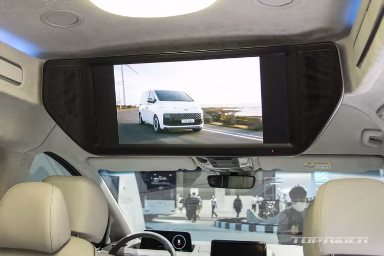 Trừ những thay đổi trên, Hyundai Staria Lounge Limousine vẫn được trang bị như bản thường. Cụ thể, xe có bảng đồng hồ kỹ thuật số với màn hình màu LCD, màn hình thông tin giải trí dạng cảm ứng 10,25 inch, tích hợp màn hình chỉnh điều hòa, nút bấm chọn số thay cho cần số truyền thống, hệ thống đèn viền nội thất 64 màu, điều hòa tự động, ghế trước sưởi ấm/làm mát, rèm chỉnh điện và vô lăng rung để cảnh báo.