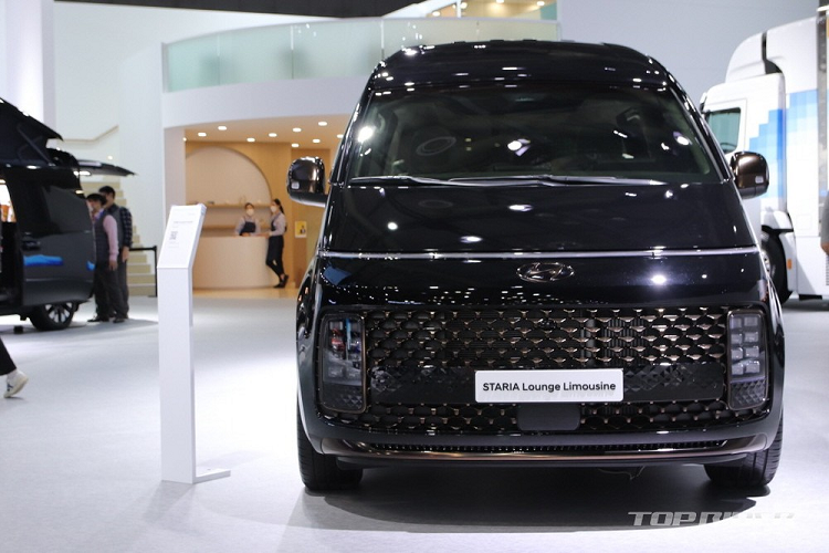 Về cơ bản, Lounge Limousine là phiên bản cao cấp hơn của dòng MPV cỡ lớn Hyundai Staria và chỉ dành cho thị trường Hàn Quốc. Ý tưởng thiết kế đằng sau Hyundai Staria Lounge Limousine cũng giống như Kia Carnival Hi Limousine.
