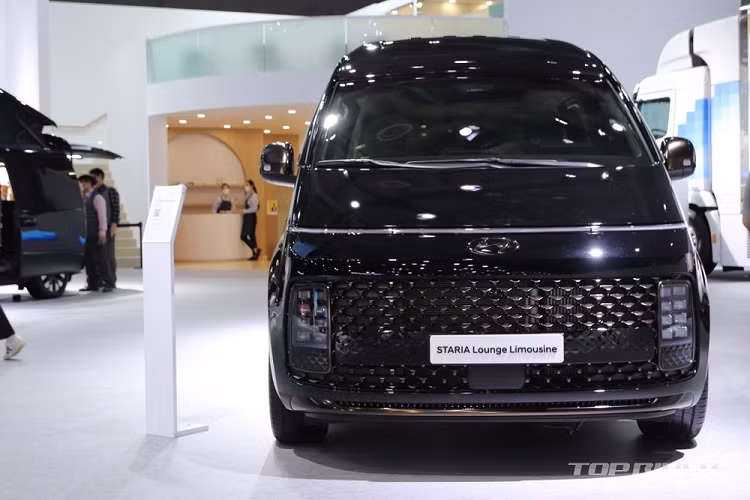 Về cơ bản, Lounge Limousine là phiên bản cao cấp hơn của dòng MPV cỡ lớn Hyundai Staria và chỉ dành cho thị trường Hàn Quốc. Ý tưởng thiết kế đằng sau Hyundai Staria Lounge Limousine cũng giống như Kia Carnival Hi Limousine.