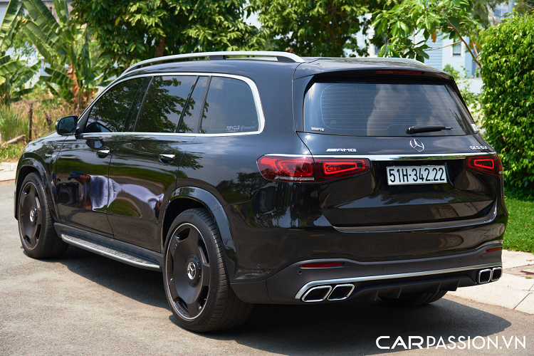 Ngoài ra, không thể không nhắc đến tinh hoa công nghệ ánh sáng MULTIBEAM: mỗi cụm đèn trên GLS 450 4MATIC bao gồm 84 bóng đèn LED hiệu suất cao, tự động điều chỉnh thích ứng theo điều kiện giao thông và thời tiết. Từng bóng LED được kiểm soát độc lập nhằm tạo ra luồng sáng chính xác mà không gây chóa cho các phương tiện đi ngược chiều.