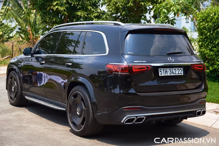 Ngoài ra, không thể không nhắc đến tinh hoa công nghệ ánh sáng MULTIBEAM: mỗi cụm đèn trên GLS 450 4MATIC bao gồm 84 bóng đèn LED hiệu suất cao, tự động điều chỉnh thích ứng theo điều kiện giao thông và thời tiết. Từng bóng LED được kiểm soát độc lập nhằm tạo ra luồng sáng chính xác mà không gây chóa cho các phương tiện đi ngược chiều.