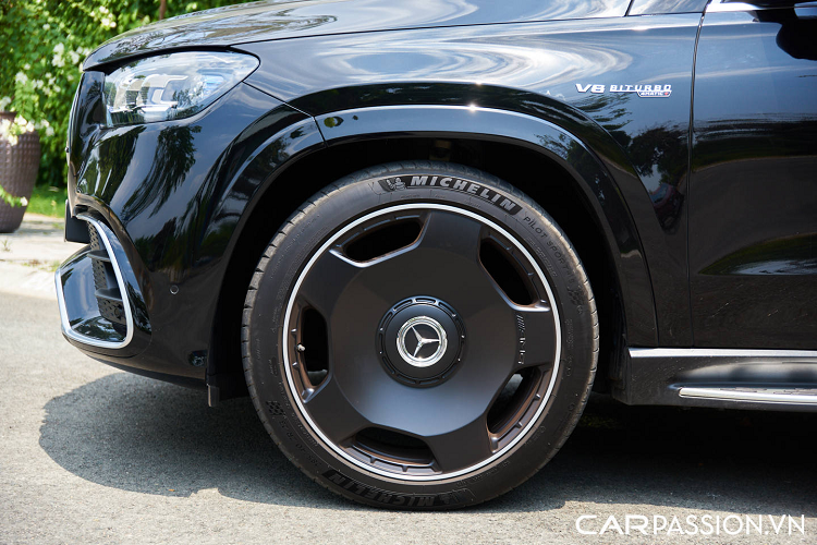 Nhiều khách hàng Việt Nam sau khi "tậu" GLS 450 thế hệ mới cũng đã quyết định độ lại, không chỉ để khẳng định dấu ấn cá nhân mà còn tăng thêm độ hữu dụng so với xe nguyên bản. Chiếc xe màu đen trong bài viết này là một ví dụ điển hình: khác với nhiều người từng độ GLS 450 theo phong cách Maybach GLS 600 sang chảnh, chủ xe chọn sự năng động thể thao của GLS 63 để hướng tới.