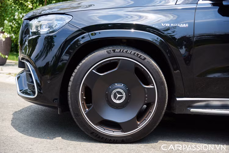 Nhiều khách hàng Việt Nam sau khi "tậu" GLS 450 thế hệ mới cũng đã quyết định độ lại, không chỉ để khẳng định dấu ấn cá nhân mà còn tăng thêm độ hữu dụng so với xe nguyên bản. Chiếc xe màu đen trong bài viết này là một ví dụ điển hình: khác với nhiều người từng độ GLS 450 theo phong cách Maybach GLS 600 sang chảnh, chủ xe chọn sự năng động thể thao của GLS 63 để hướng tới.