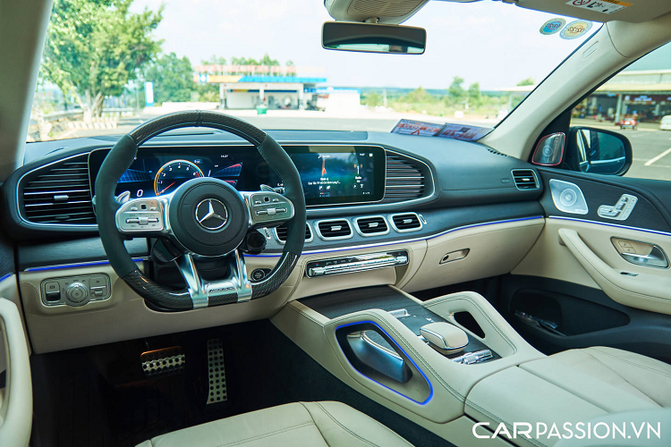 Dưới nắp capô của Mercedes-Benz GLS 450 4MATIC là động cơ M256 với 6 xylanh thẳng hàng, dung tích 3.0L có công suất 367 mã lực tại dải vòng tua 5.500 - 6.100 vòng/phút và mô men xoắn cực đại đạt 500 Nm ở dải vòng tua 1.600 - 4.500 vòng/phút. Kết hợp cùng với đó là hệ thống EQ Boost với động cơ điện 48 volt có khả năng hỗ trợ tức thời 22 mã lực và 250 Nm mô men xoắn, giúp xe tăng tốc tốt mà vẫn đảm bảo sử dụng nhiên liệu hợp lý. Trang Wards Auto danh tiếng của Mỹ đã bình chọn đây là 1 trong 10 động cơ tốt nhất thế giới năm 2020.