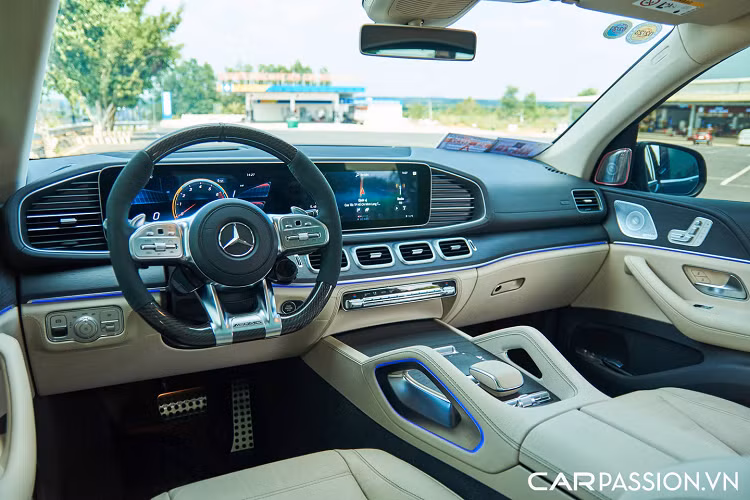 Dưới nắp capô của Mercedes-Benz GLS 450 4MATIC là động cơ M256 với 6 xylanh thẳng hàng, dung tích 3.0L có công suất 367 mã lực tại dải vòng tua 5.500 - 6.100 vòng/phút và mô men xoắn cực đại đạt 500 Nm ở dải vòng tua 1.600 - 4.500 vòng/phút. Kết hợp cùng với đó là hệ thống EQ Boost với động cơ điện 48 volt có khả năng hỗ trợ tức thời 22 mã lực và 250 Nm mô men xoắn, giúp xe tăng tốc tốt mà vẫn đảm bảo sử dụng nhiên liệu hợp lý. Trang Wards Auto danh tiếng của Mỹ đã bình chọn đây là 1 trong 10 động cơ tốt nhất thế giới năm 2020.