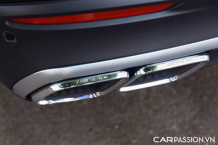 2 ghế sau của hàng ghế thứ 3 có đủ không gian và sự thoải mái cho 2 người lớn, có thể gập điện từ phía sau. Việc ra vào hàng ghế thứ 3 cũng tiện lợi hơn với tính năng EASY ENTRY. Tựa đầu ở tất cả các ghế đều điều chỉnh được, mang đến sự thoải mái cho tất cả hành khách.