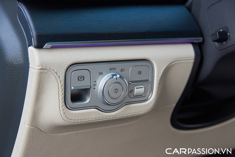 GLS 450 4MATIC còn là một “thảm bay mặt đất” khi được trang bị hệ thống treo khí nén AIRMATIC thế hệ mới nhất của Mercedes-Benz, có khả năng thay đổi độ cao và độ cứng ở các chế độ vận hành khác nhau. Hàng ghế thứ 2 trên GLS 450 4MATIC có khả năng chỉnh điện 6 hướng với cụm điều khiển tích hợp trên bệ cửa.