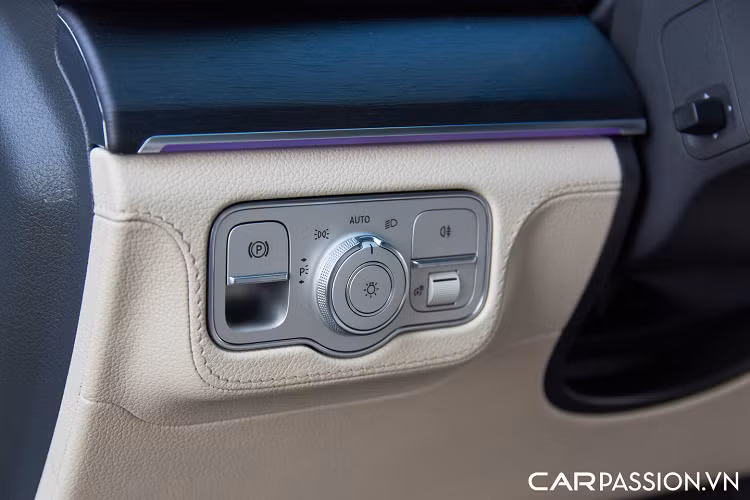 GLS 450 4MATIC còn là một “thảm bay mặt đất” khi được trang bị hệ thống treo khí nén AIRMATIC thế hệ mới nhất của Mercedes-Benz, có khả năng thay đổi độ cao và độ cứng ở các chế độ vận hành khác nhau. Hàng ghế thứ 2 trên GLS 450 4MATIC có khả năng chỉnh điện 6 hướng với cụm điều khiển tích hợp trên bệ cửa.