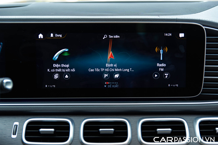 Mercedes-Benz GLS 450 4MATIC đã được trang bị giao diện MBUX thế hệ mới nhất, thể hiện trên 2 màn hình 12,3 inch nối liền tạo cảm giác vô cùng hiện đại. Người lái có thể điều khiển MBUX thông qua 4 hình thức bao gồm cảm ứng, giọng nói, nút cảm ứng trên vô-lăng hoặc cụm touchpad thế hệ mới. Hệ thống giải trí có khả năng kết nối Apple Car Play, Android Auto, cùng với dàn âm thanh 13 loa tới từ Burmester.