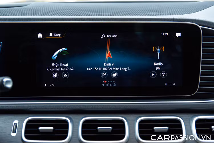 Mercedes-Benz GLS 450 4MATIC đã được trang bị giao diện MBUX thế hệ mới nhất, thể hiện trên 2 màn hình 12,3 inch nối liền tạo cảm giác vô cùng hiện đại. Người lái có thể điều khiển MBUX thông qua 4 hình thức bao gồm cảm ứng, giọng nói, nút cảm ứng trên vô-lăng hoặc cụm touchpad thế hệ mới. Hệ thống giải trí có khả năng kết nối Apple Car Play, Android Auto, cùng với dàn âm thanh 13 loa tới từ Burmester.