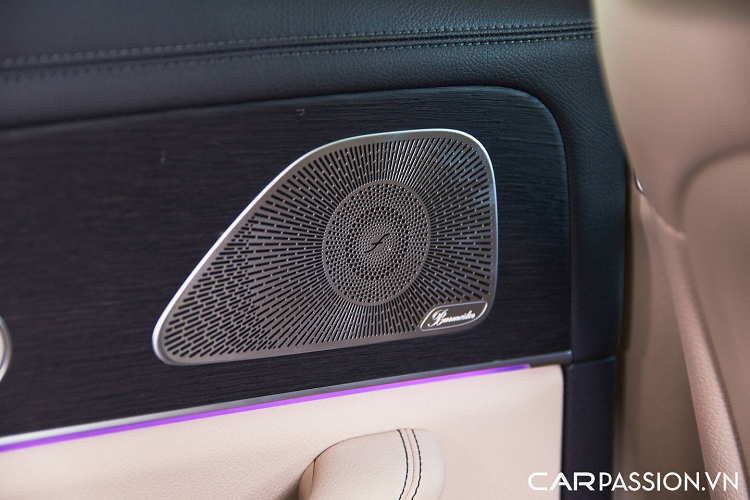 Những tính năng an toàn tiêu chuẩn trên Mercedes GLS thế hệ mới gồm có camera 360 độ, hỗ trợ đỗ xe tự động, hệ thống tự động bảo vệ Pre-Safe và Pre-Safe Sound, kiểm soát lực kéo điện tử, hỗ trợ lên dốc và xuống dốc... Đặc biệt, tính năng hiển thị thông tin kính lái HUD từng thiếu vắng trên GLS 450 nguyên bản cũng đã được chủ nhân chiếc GLS 450 này trang bị trở lại, giúp cho việc điều khiển xe tiện lợi hơn.