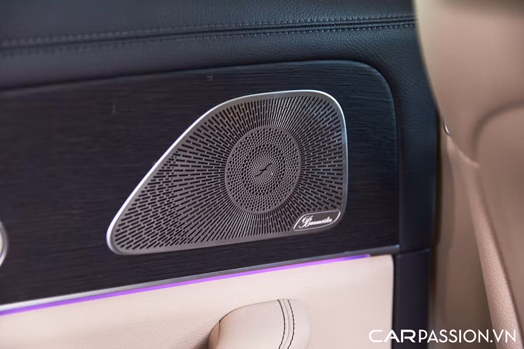 Những tính năng an toàn tiêu chuẩn trên Mercedes GLS thế hệ mới gồm có camera 360 độ, hỗ trợ đỗ xe tự động, hệ thống tự động bảo vệ Pre-Safe và Pre-Safe Sound, kiểm soát lực kéo điện tử, hỗ trợ lên dốc và xuống dốc... Đặc biệt, tính năng hiển thị thông tin kính lái HUD từng thiếu vắng trên GLS 450 nguyên bản cũng đã được chủ nhân chiếc GLS 450 này trang bị trở lại, giúp cho việc điều khiển xe tiện lợi hơn.