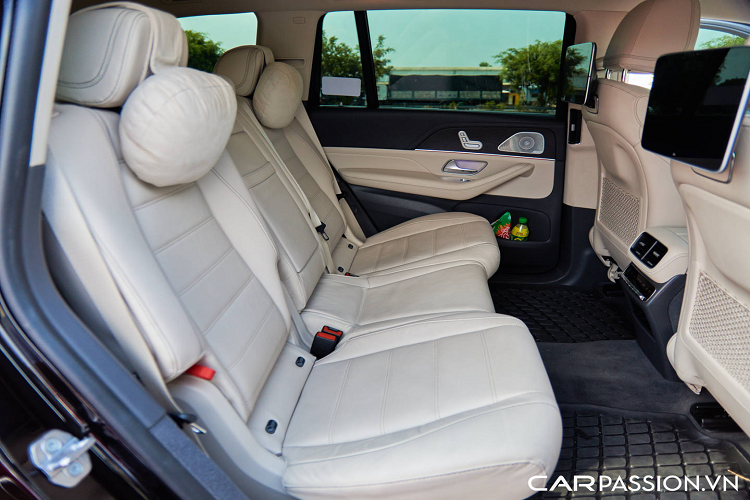 Sức mạnh trên được hộp số tự động 9 cấp 9G-Tronic truyền đến hệ thống dẫn động 4 bánh toàn thời gian 4MATIC với công nghệ biến thiên thông minh TonD (Torque on Demand), từ đó lực kéo được phân bổ hoàn toàn đến cầu trước hay cầu sau (0-100%) tùy vào chế độ lái và điều kiện vận hành. Ngoài các chế độ tiêu chuẩn theo xe gồm Comfort, Sport, Sport+ và Individual, chiếc GLS 450 này còn được bổ sung thêm chế độ Race, kích hoạt được thông qua cụm điều khiển gắn trên vô-lăng độ thêm.