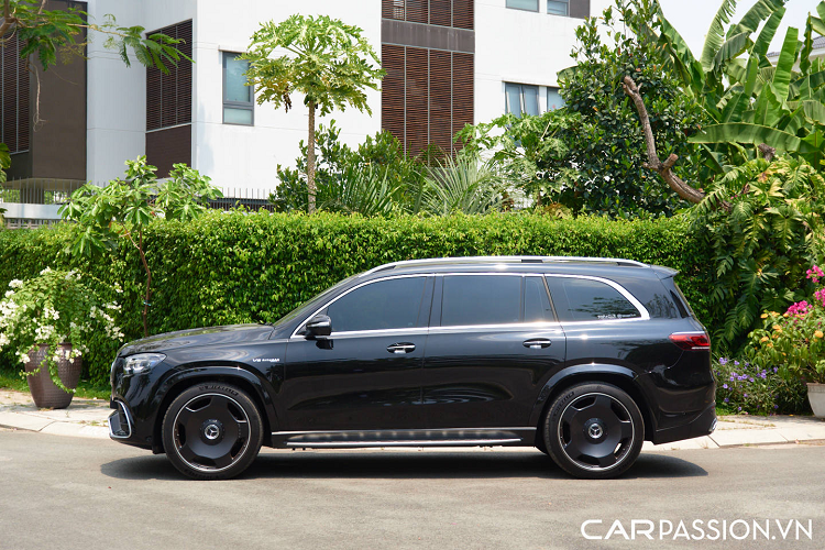 Là dòng xe SUV đầu bảng của Mercedes-Benz kèm theo việc được mệnh danh là "phiên bản gầm cao của sedan S-Class" nên GLS đáp ứng tốt nhiều nhu cầu sử dụng. Xe đủ rộng rãi với 3 hàng ghế cho cả gia đình tận hưởng, sở hữu nhiều công nghệ hiện đại phục vụ hành khách thư giãn, đồng thời trang bị cơ cấu truyền động mạnh mẽ để người lái dễ dàng thỏa mãn niềm đam mê cá nhân.