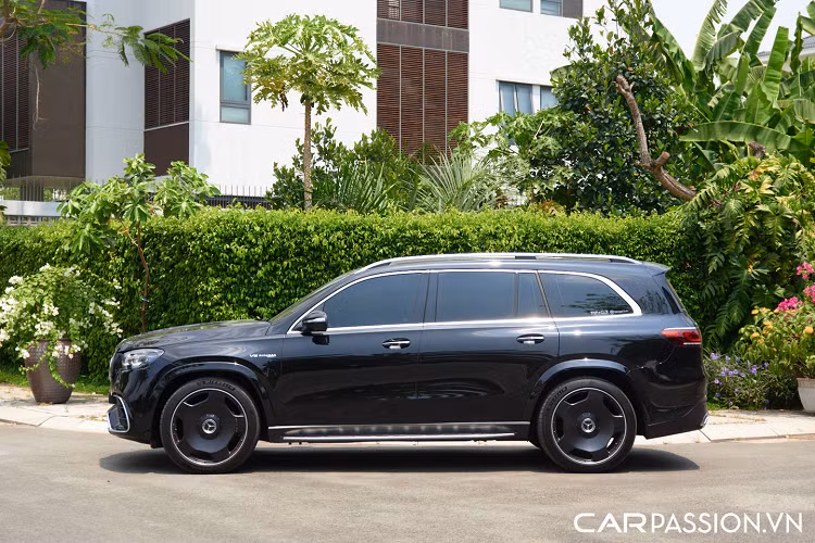 Là dòng xe SUV đầu bảng của Mercedes-Benz kèm theo việc được mệnh danh là "phiên bản gầm cao của sedan S-Class" nên GLS đáp ứng tốt nhiều nhu cầu sử dụng. Xe đủ rộng rãi với 3 hàng ghế cho cả gia đình tận hưởng, sở hữu nhiều công nghệ hiện đại phục vụ hành khách thư giãn, đồng thời trang bị cơ cấu truyền động mạnh mẽ để người lái dễ dàng thỏa mãn niềm đam mê cá nhân.