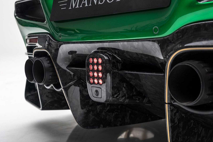 Chiếc xe được trang bị bộ mâm 5 chấu kép được sơn màu vàng gold nổi bật. Bộ mâm này mang tên YT.5 được sử dụng lần đầu tiên trên Mansory F8XX. Bộ mâm này được thiết kế dưới dạng một mảnh và bộ mâm siêu nhẹ này có kích thước 21 inch ở phía trước và 22 inch ở phía sau.