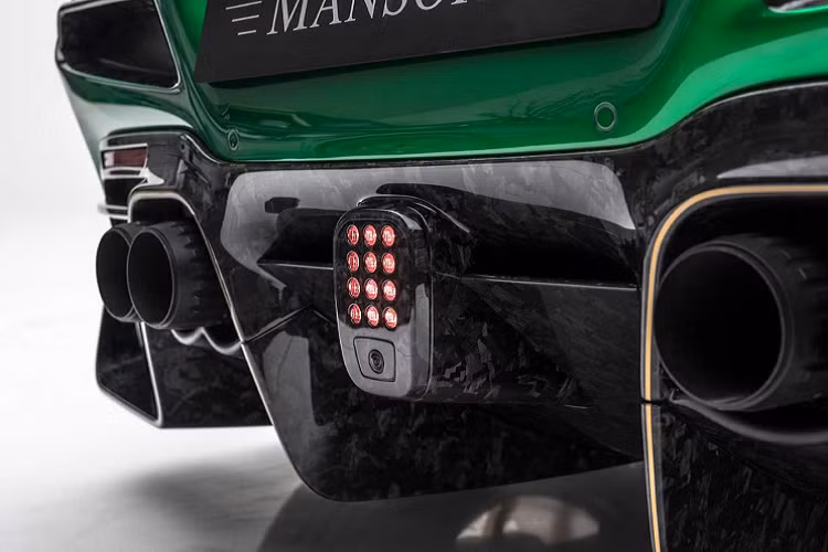 Chiếc xe được trang bị bộ mâm 5 chấu kép được sơn màu vàng gold nổi bật. Bộ mâm này mang tên YT.5 được sử dụng lần đầu tiên trên Mansory F8XX. Bộ mâm này được thiết kế dưới dạng một mảnh và bộ mâm siêu nhẹ này có kích thước 21 inch ở phía trước và 22 inch ở phía sau.