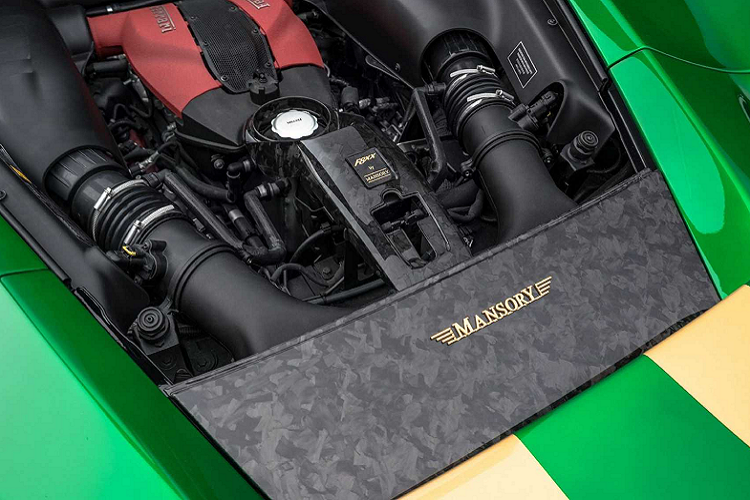 Khoang nội thất của chiếc siêu xe Ý cũng được hãng độ sửa đổi lại với diện mạo hoàn toàn khác biệt, tuy nhiên đây chính là sự kết hợp hài hòa giữa yếu tố thể thao, sự hiện đại của các chức năng cũng như vẻ sang trọng mà hãng độ mang lại cho xe.