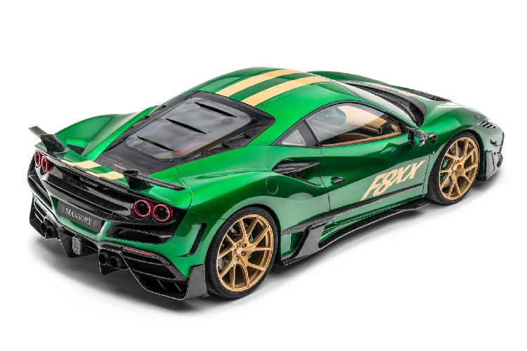 Phần líp trên hông xe được Mansory thiết kế cách điệu với phần hốc gió được thiết kế nổi tạo điểm nhấn cho thân xe. Chi tiết líp ốp hông này được thiết kế phức tạp với các tấm ốp nhằm tạo các đường nét liền mạch trên phần thân xe. Điểm đặc biệt nhất trên phiên bản độ này chính là phần cánh gió phía sau. Thay vì sử dụng các loại cánh gió truyền thống, thương hiệu đã quyết định trang bị cho F8XX bộ cánh gió tách hình chữ L với thiết kế cách điệu ấn tượng.