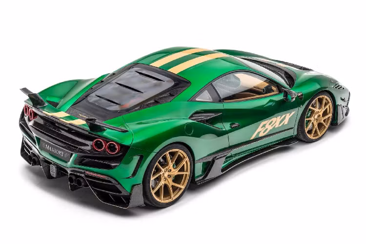 Phần líp trên hông xe được Mansory thiết kế cách điệu với phần hốc gió được thiết kế nổi tạo điểm nhấn cho thân xe. Chi tiết líp ốp hông này được thiết kế phức tạp với các tấm ốp nhằm tạo các đường nét liền mạch trên phần thân xe. Điểm đặc biệt nhất trên phiên bản độ này chính là phần cánh gió phía sau. Thay vì sử dụng các loại cánh gió truyền thống, thương hiệu đã quyết định trang bị cho F8XX bộ cánh gió tách hình chữ L với thiết kế cách điệu ấn tượng.