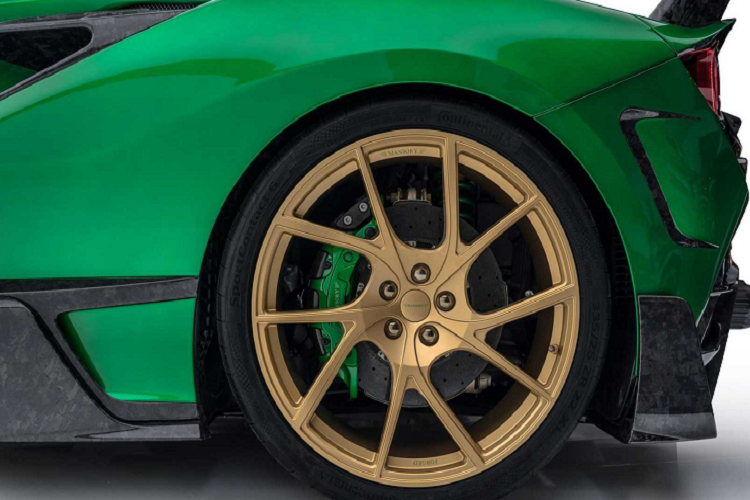 Đội ngũ kỹ thuật từ Mansory đã cải thiện hiệu năng cho chiếc siêu xe lên mức 880 mã lực và mô-men xoắn tăng lên 960 Nm ấn tượng nhờ đến những sửa đổi sâu rộng đối với hệ thống quản lý động cơ và khí thải. Chính từ những thay đổi này, chiếc siêu xe Ý có khả năng đạt tốc độ tối đa lên tới 354 km/h và có thể tăng tốc từ 0 – 100 km/h chỉ trong vòng 2,6 giây.