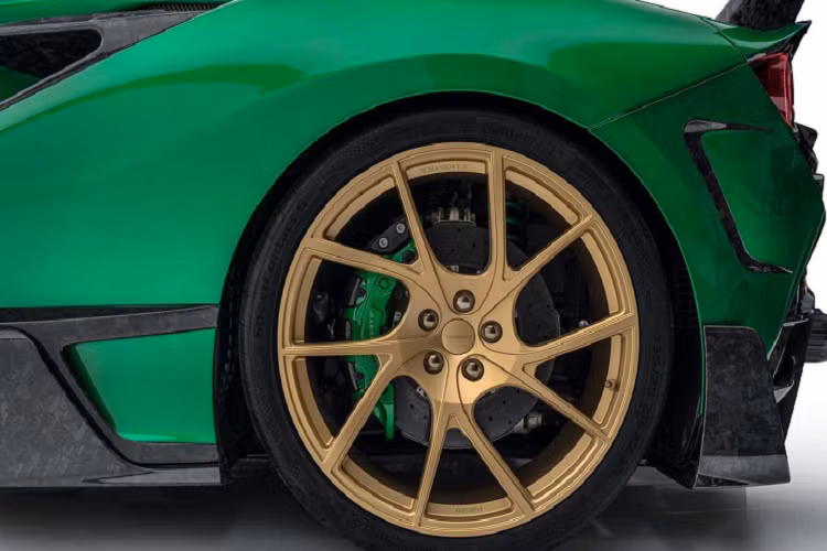 Đội ngũ kỹ thuật từ Mansory đã cải thiện hiệu năng cho chiếc siêu xe lên mức 880 mã lực và mô-men xoắn tăng lên 960 Nm ấn tượng nhờ đến những sửa đổi sâu rộng đối với hệ thống quản lý động cơ và khí thải. Chính từ những thay đổi này, chiếc siêu xe Ý có khả năng đạt tốc độ tối đa lên tới 354 km/h và có thể tăng tốc từ 0 – 100 km/h chỉ trong vòng 2,6 giây.