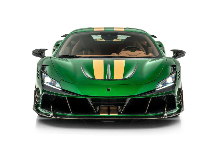 Ferrari F8XX của Mansory sở hữu một diện mạo cực kỳ nổi bật với lớp sơn ngoại thất màu xanh Catania nổi bật, kết hợp với đó chính là các đường nét trang trí màu vàng gold được đặt hai sọc dọc phần nóc xe. Ngoài ra, các logo hai bên cửa biểu thị phiên bản “F8XX” cũng được bày trí rất lớn với màu vàng gold.