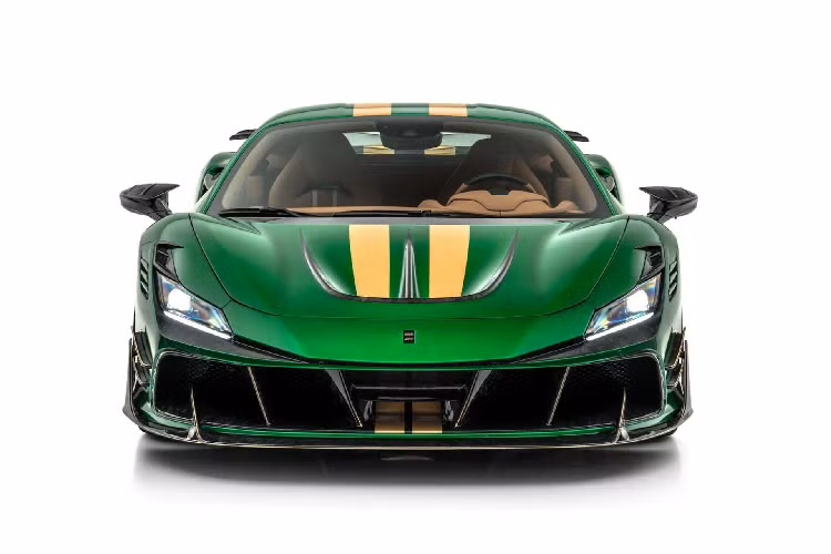 Ferrari F8XX của Mansory sở hữu một diện mạo cực kỳ nổi bật với lớp sơn ngoại thất màu xanh Catania nổi bật, kết hợp với đó chính là các đường nét trang trí màu vàng gold được đặt hai sọc dọc phần nóc xe. Ngoài ra, các logo hai bên cửa biểu thị phiên bản “F8XX” cũng được bày trí rất lớn với màu vàng gold.