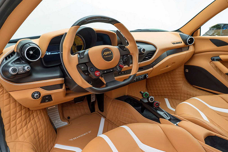 Khoang nội thất của Mansory F8XX được bọc hoàn toàn bằng da màu be cùng một số các chi tiết màu trắng tạo điểm nhấn trên thân xe. Các chi tiết như phần bụng cửa, sàn xe được bọc da với họa tiết đan chéo khác biệt.