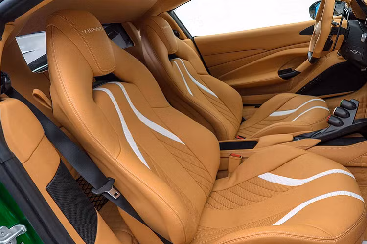 Ngoài ra, khoang nội thất của xe còn được tạo điểm nhấn với một số chi tiết được ốp bằng các chi tiết carbon ở một số chi tiết như phần ốp vô lăng cũng như phần ốp các nút bấm ở bảng điều khiển trung tâm.