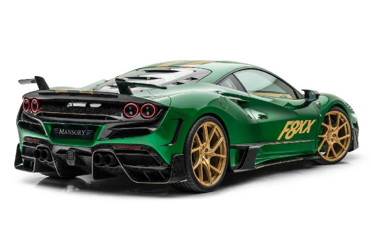 Vô-lăng thể thao từ Mansory được bọc da, thảm sàn Mansory và một số logo Mansory được thêu chính xác một cách trang nhã thể hiện sự tinh tế toàn diện trong khoang nội thất của xe. Mức giá xe Ferrari F8XX từ Mansory vẫn chưa được tiết lộ.