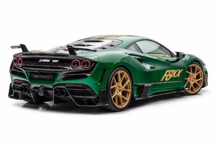 Vô-lăng thể thao từ Mansory được bọc da, thảm sàn Mansory và một số logo Mansory được thêu chính xác một cách trang nhã thể hiện sự tinh tế toàn diện trong khoang nội thất của xe. Mức giá xe Ferrari F8XX từ Mansory vẫn chưa được tiết lộ.