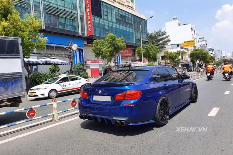 Đi kèm là hộp số ly hợp kép 7 cấp và hệ dẫn động cầu sau, giúp M5 F10 có thể tăng tốc từ 0 - 100 km/h chỉ với 4,4 trước khi đạt vận tốc tối đa 250km/h. Khi mới về nước từ đầu năm 2013, giá xe BMW M5 F10 không dưới 300 ngàn (khoảng hơn 6 tỷ đồng).