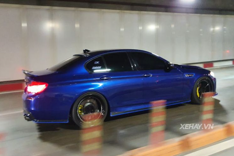 Vào thời điểm xe về Việt Nam, đây là một trong những mẫu sedan mạnh mẽ nhất, BMW M5 F10 2013 được trang bị khối động cơ tăng áp kép V8 4.4L sản sinh công suất 560 mã lực và mô-men xoắn cực đại 680Nm.