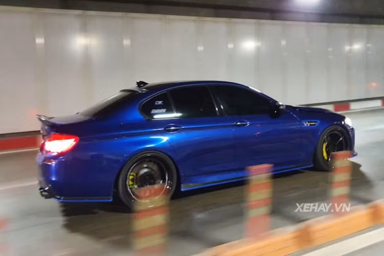 Vào thời điểm xe về Việt Nam, đây là một trong những mẫu sedan mạnh mẽ nhất, BMW M5 F10 2013 được trang bị khối động cơ tăng áp kép V8 4.4L sản sinh công suất 560 mã lực và mô-men xoắn cực đại 680Nm.