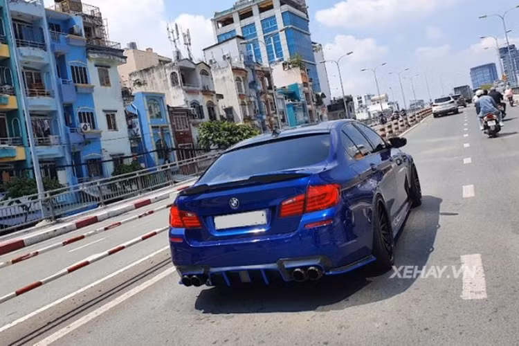 Chiếc BMW M5 độc nhất Việt Nam này vốn có màu đen bóng nhưng chủ xe đã sớm sơn lại trong màu xanh dương bắt mắt, xe cũng được làm đẹp thêm với gói độ từ 3D Design, bổ sung nhiều chi tiết như líp cản trước / sau mạnh mẽ, ốp sườn mới, ốp gương chiếu hậu sợi carbon, cánh lướt gió nhỏ ở phía sau, cản sau sợi carbon...